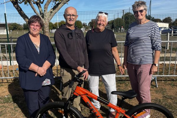 Remise du vélo à l'école André Brouillet par nos généreuses donatrices en présence de Joël Soulié (directeur) et Ginette Bouyer (adjointe aux affaires scolaires)