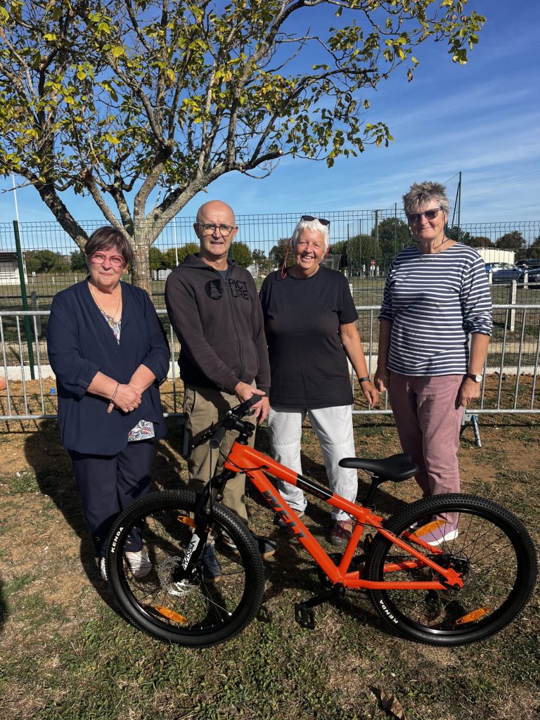 Remise du vélo à l'école André Brouillet par nos généreuses donatrices en présence de Joël Soulié (directeur) et Ginette Bouyer (adjointe aux affaires scolaires)
